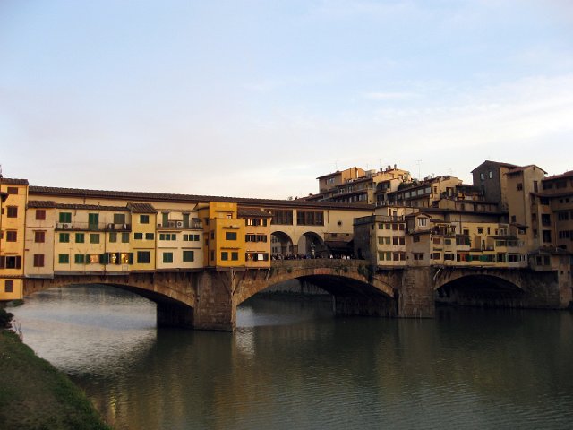 Ponte Vecchio-21.JPG - The bridge consists of three segmental arches, the main arch has a span of 98 feet and the two side arches each span 88 feet.
